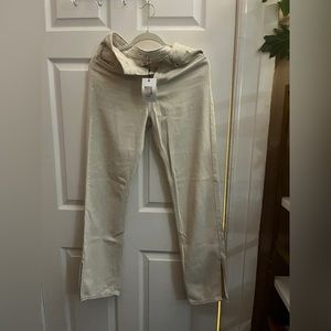 Dissh Off-White crop pants with slits.
